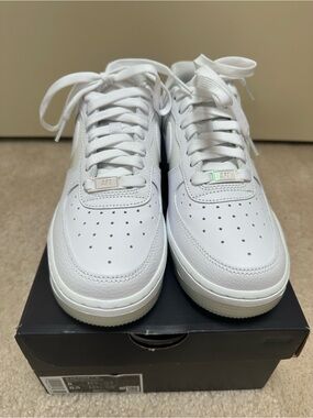 Nike White Women's Low-Top Leather Sneakers